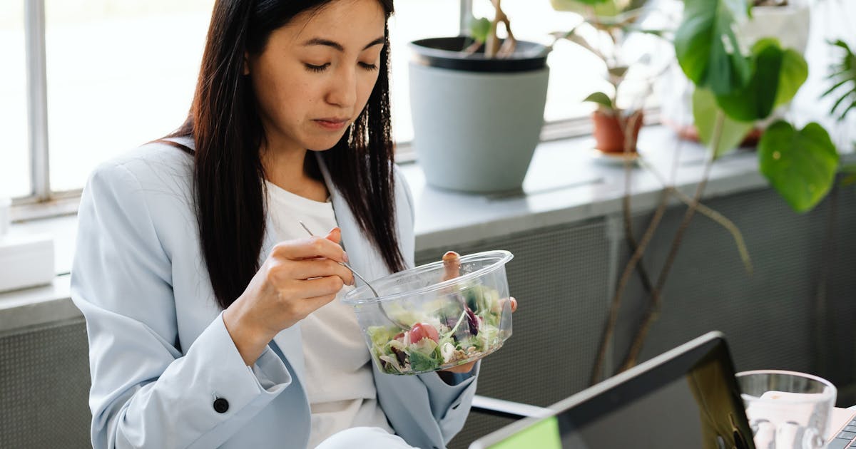 How Mindful Eating Boosts Digestion and Slashes Overeating Triggers Naturally